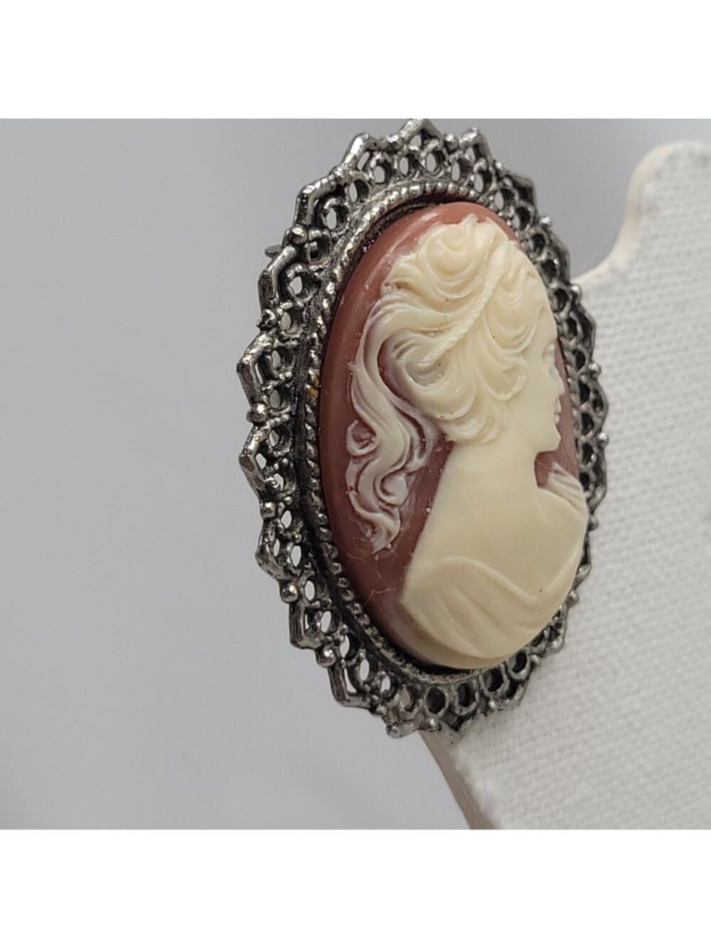 Vtg Cameo Brooch Ornate Silver-Tone Frame Victorian Revival Portrait Pin Oval El - Picture 6 of 8